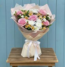 Букет цветов из:  Гвоздики, Орхидеи и Розы в Новотроицке