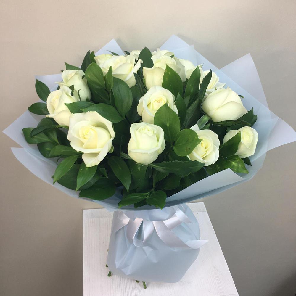 Букет 15 Белых роз Проуд в Новотроицке