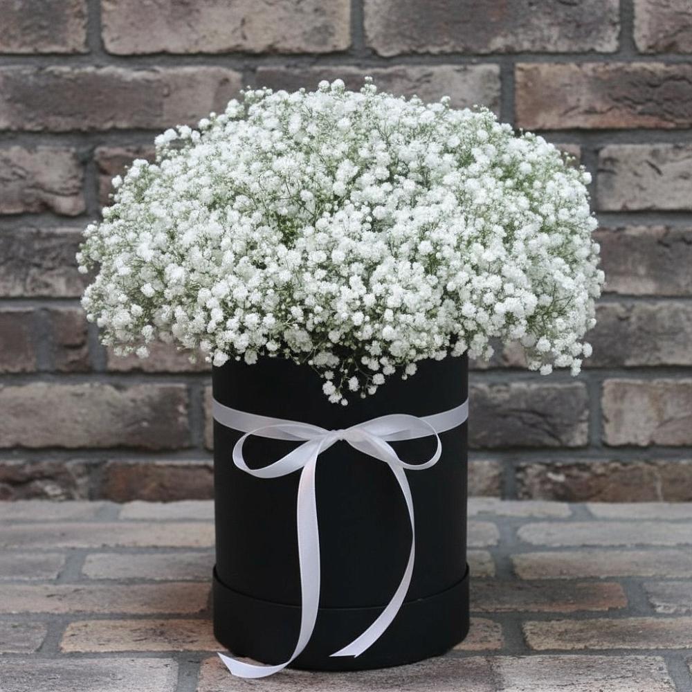 Цветочная композиция из Гипсофила в шляпной коробке в Новотроицке