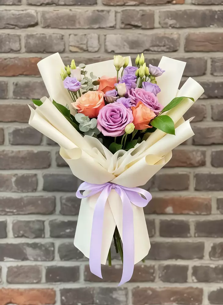 Букет цветов из: Лизиантусы и Розы в Новотроицке