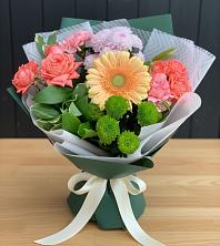 Букет цветов из:  Гвоздики, Розы, Герберы и Хризантемы в Новотроицке