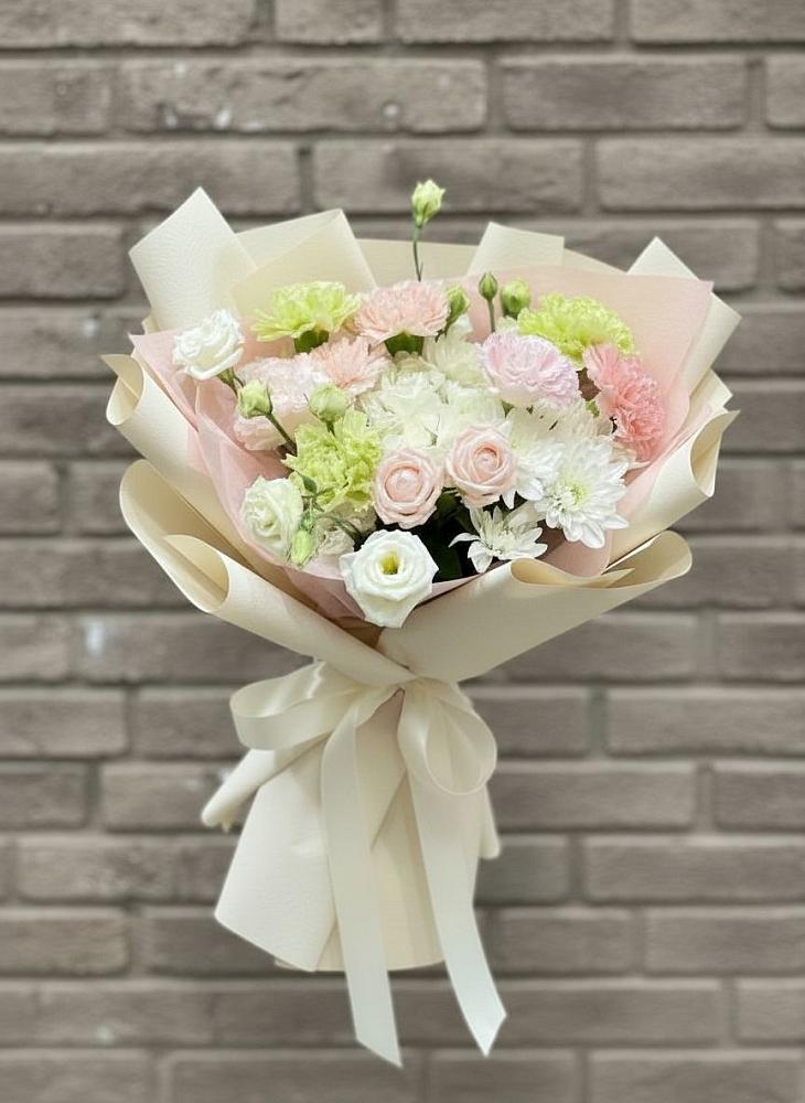 Букет цветов из: Гвоздики, Розы, Лизиантусы и Хризантемы в Новотроицке