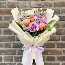 Букет цветов из:  Лизиантусы и Розы в Новотроицке