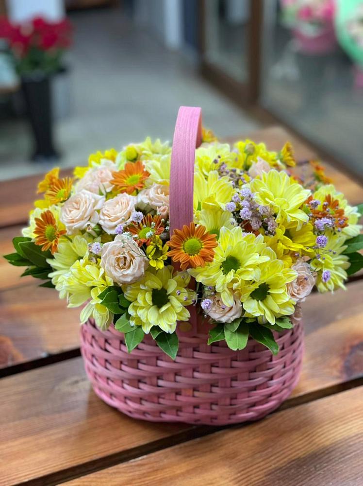 Цветочная композиция из Хризантемы и Розы в корзине в Новотроицке