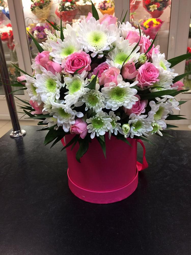 Цветочная композиция из Розы и Хризантемы в шляпной коробке в Новотроицке