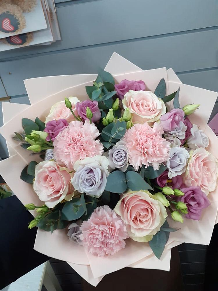 Букет цветов из: Розы, Гвоздики и Лизиантусы в Новотроицке