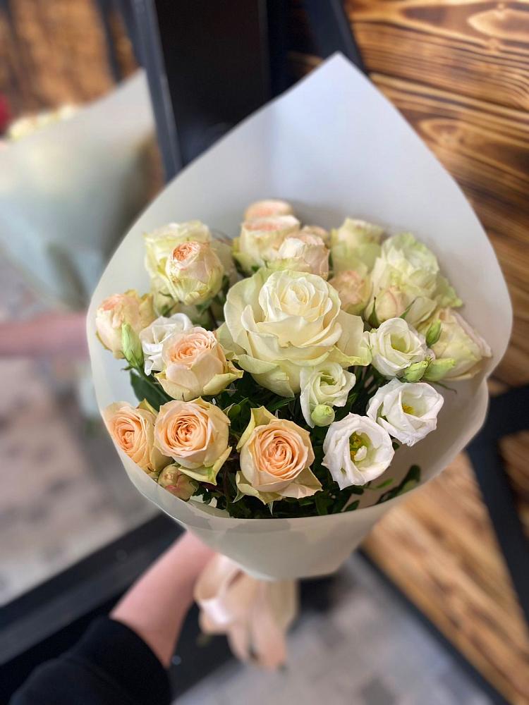 Букет цветов из: Розы и Лизиантусы в Новотроицке